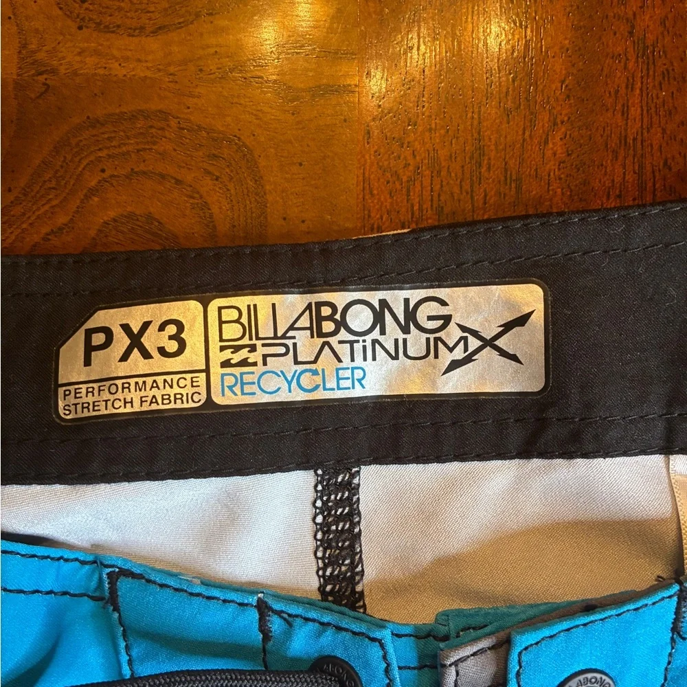 Catch a wave: Billabong Men’s/Teen/Youth Turquoise & Gray Geometric Boardshorts